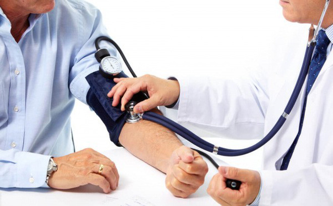 Người bị cao huyết áp phải đo huyết áp thường xuyên, ít nhất 1 lần/ngày